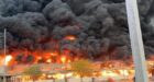ماذا يقع في العالم؟..حريق مُخيف يندلع في سوق شعبي بإمارة عجمان بالإمارات (فيديو)