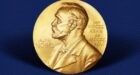 جائزة نوبل للكيمياء تعود مناصفة لعالمتين في تعديل الجينوم
