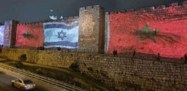 أسوار القدس العتيقة تتزيّى بأعلام مغربية “عملاقة” إلى إلى جانب العلم الإسرائيلي