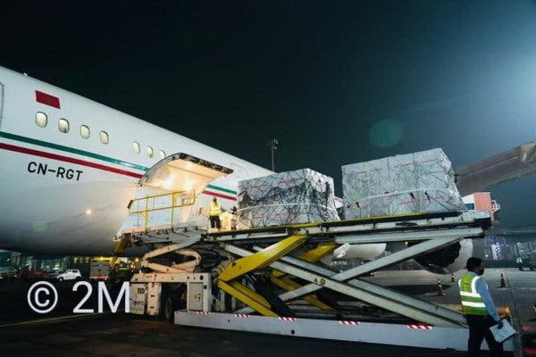 بالصور| طائرة “لارام” تحمل أول شحنة من لقاح كورونا من الهند إلى مطار البيضاء
