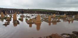 مياه السيول تغمر القبور وتخربها  + ڨيديو