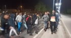 بالصور.. خرق جماعي لحظر التنقل الليلي بفاس بعد احتجاج مواطنين على إغلاق المساجد وتأدية الصلاة في الشارع العام