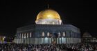 في مشهد مهيب…أزيد من 90 ألف فلسطيني يتحدون القوات الإسرائيلية ويحيون ليلة القدر بالمسجد الأقصى  + صور