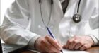 الحكومة تصادق على قانون غير مسبوق بشأن مزاولة مهنة الطب بالمغرب