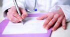 صدور قانون جديد يُلزم الأطباء بتحسين خط يدهم أثناء تحرير الوصفات الطبية للمرضى