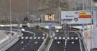 السلطات الإسبانية تنصب شبكة لمنع تسلق السياج الحدودي بسبتة المحتلة..