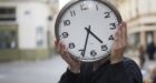 مطالب لحكومة أخنوش بإلغاء الساعة الإضافية