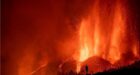 انسحاب رجال الإطفاء في جزيرة “لابالما” بسبب اشتداد الانفجارات وتدفق الحمم البركانية(فيديو)