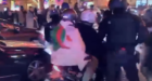 شاهد.. شرطي فرنسي ينتزع العلم الجزائري خلسة ويرميه على الأرض