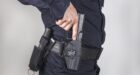 فين وصلنا…شرطي يضطر لاستعمال سلاحه لتوقيف فتاة خطيرة