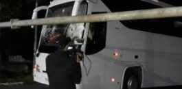 شاهدوا فيديو إعتداء خطير وخسائر كبيرة على حافلة الوداد بمدينة وجدة