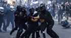 قنابل مولوتوف وهجوم على “كوميساريا”.. اندلاع احتجاجات عنيفة بفرنسا