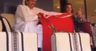 فيديو والد أمير قطر والشيخة “موزة” يشجعان “الأسود” ويحملان العلم المغربي بملعب البيت