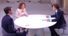 تحت الطاولة.. حركة لماكرون خلال لقاء تلفزيوني تثير جدلا واسعا في فرنسا