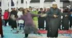 فيديو .. رجل يعتدي على إمام مسجد أثناء الصلاة