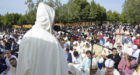 بالصور .. مئات المسلمين يؤدون صلاة عيد الفطر بمدينة زايو