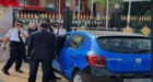 سائق سيارة أجرة يقتحم بوابة البرلمان والأمن يدخل على الخط